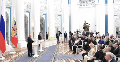 Владимир Путин вручил сотруднице «КАУСТИКа» высокую государственную награду