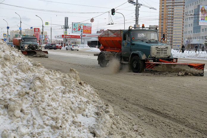  В Новосибирске основные магистрали начали обрабатывать новым ПГМ