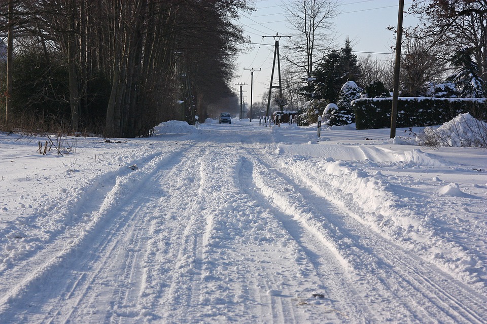 Как содержать дороги под снежным покровом? Помогут фрикционные противогололедные материалы!